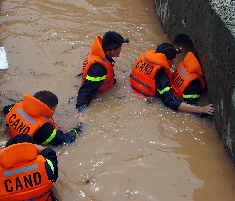 Phối hợp tìm kiếm nạn nhân bị nước cuốn trôi tại Hồ điều hòa Ngã tư Ao Cá,TP Hạ Long, ngày 14/8/2017.