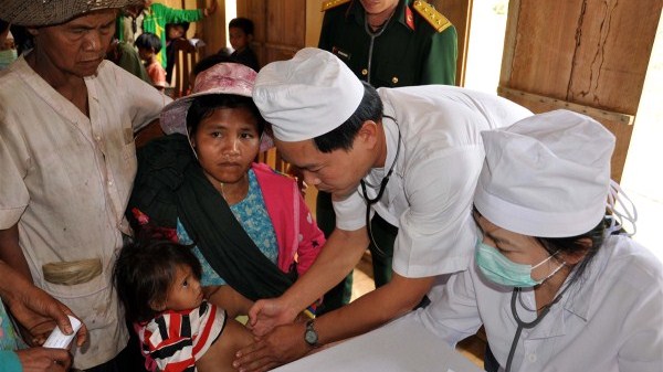 Các y bác sĩ đang khám bệnh cho người dân vùng dịch bạch hầu tại xã Trà Vân, Nam Trà My