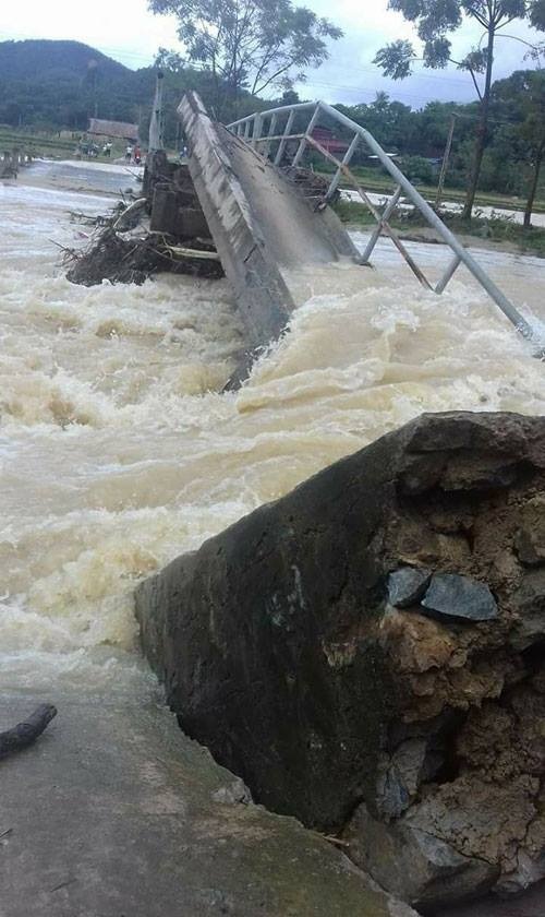 Một cây cầu tại huyện Thường Xuân (Thanh Hoá) bị gãy do mưa lũ.