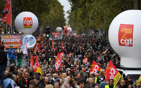 Theo lời kêu gọi của các công đoàn, gần 400.000 công chức đã biểu tình trên khắp các thành phố của Pháp. Ảnh: AFP.