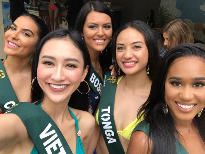 Hà Thu chụp ảnh cùng các người đẹp Hoa hậu Trái đất. 