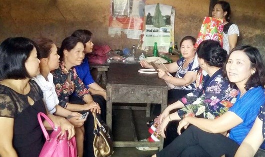 CLB doanh nhân nữ Quảng Ninh thăm hộ gia đình chị Chìu Sám Múi, hộ nghèo ở thôn Khe Tiền, xã Đồng Văn, Bình Liêu (Ảnh: La Lành, CTV)