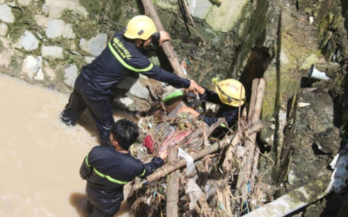 Tìm kiếm xác nạn nhân trong vụ tuột xuống ống cống không nắp ở Đồng Nai.