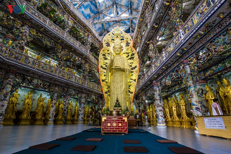   Chùa Linh Phước là một trong những ngôi chùa nổi tiếng nhất tại thành phố Đà Lạt, chùa được thiết kế độc đáo với những đường nét chạm khắc tinh xảo bằng mảnh sành sứ và có tượng phật bằng bê tông trong nhà cao nhất Việt Nam.