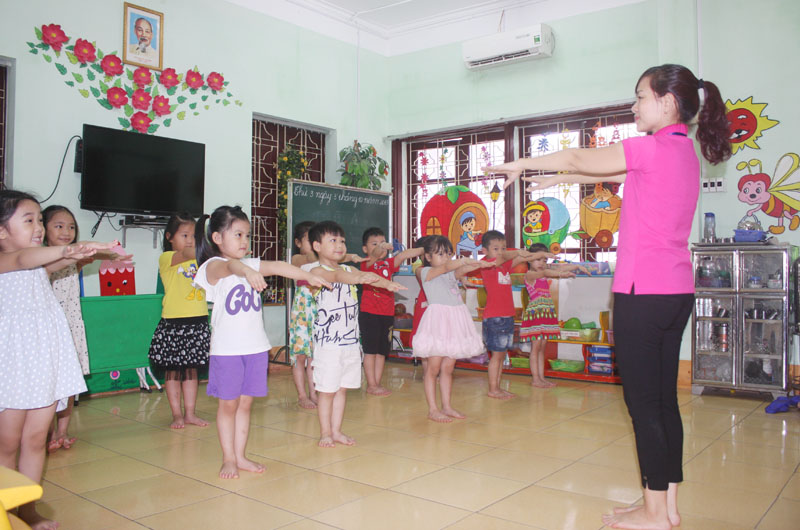 Cô giáo Nguyễn Thị Nam hướng dẫn học sinh lớp 5 tuổi trong giờ hoạt động thể chất.
