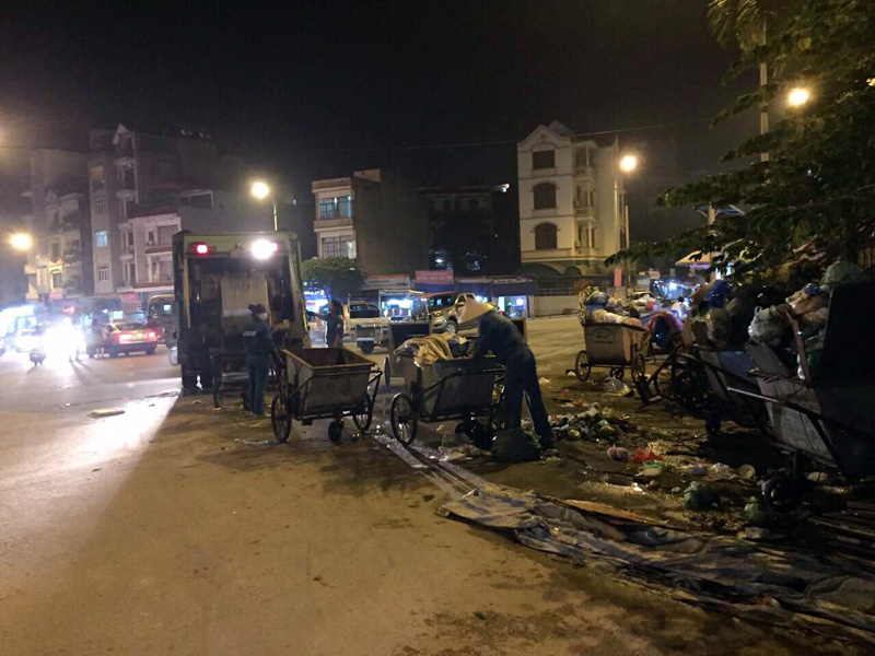 Điểm tập kết rác ở ngay cổng chợ Vườn Đào (phường Bãi Cháy, TP Hạ Long) gây mất vệ sinh, mỹ quan thành phố.  