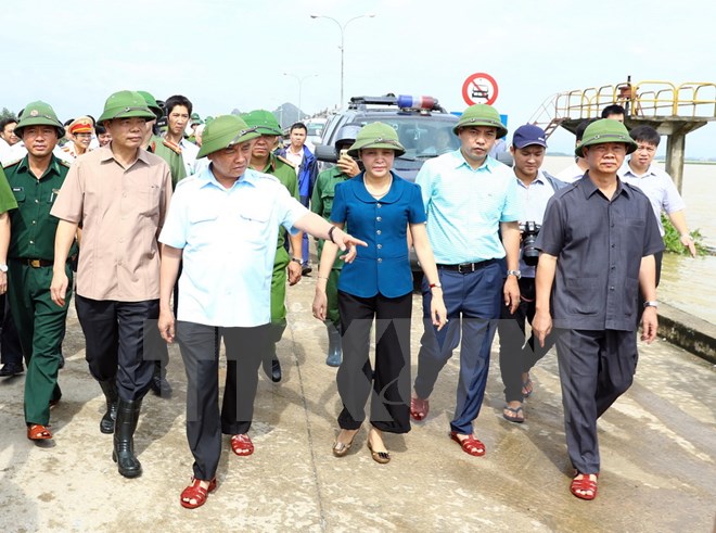Thủ tướng Nguyễn Xuân Phúc đi thăm khu vực bị ngập lụt tại Tràn Lạc Khoái, xã Gia Lạc, huyện Gia Viễn, tỉnh Ninh Bình. (Ảnh: Thống Nhất/TTXVN)