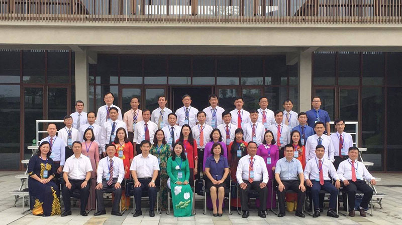 Đoàn cán bộ tỉnh Quảng Ninh chụp ảnh lưu niệm với các đồng chí Ban Tổ chức Thành ủy và Học viện cán bộ Bách Sắc.