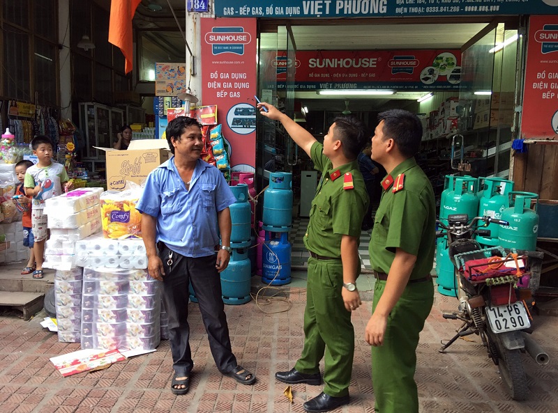 Kiểm tra, hướng dẫn  an toàn PCCC của hộ dân tại khu dân cư phường Giếng Đáy, TP Hạ Long 
