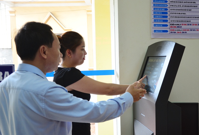  Cán bộ Trung tâm HCC TP Cẩm Phả hướng dẫn công dân thực hiện dịch vụ công trực tuyến ở mức độ 3.