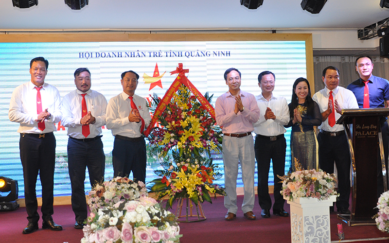  Các đồng chí lãnh đạo tỉnh tặng hoa chúc mừng ngày doanh nhân Việt Nam cho Hội doanh nhân trẻ.