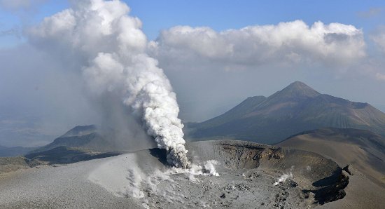 Núi lửa Shinmoe ở miền Tây Nam Nhật Bản tiếp tục phun trào trong ngày thứ hai. Ảnh: sputniknews.com
