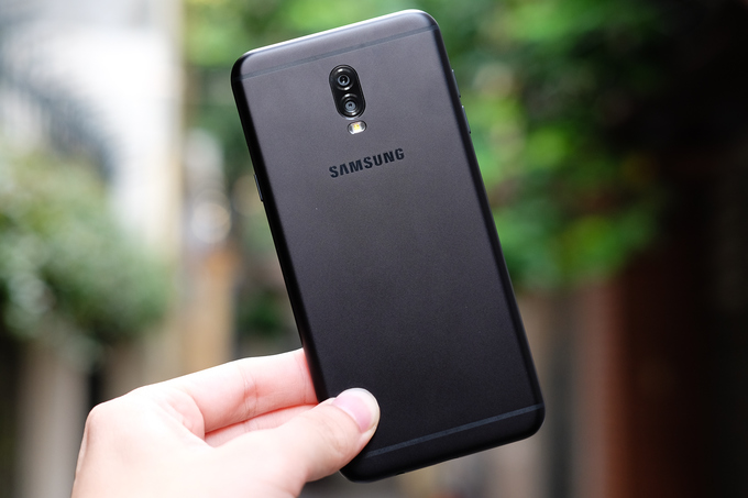 Sau Galaxy Note8, đây là smartphone thứ hai của Samsung sở hữu camera kép (13 và 5 megapixel) với tính năng chụp ảnh chân dung xoá phông Live Focus. Tương tự model cao cấp, Galaxy J7+ cũng có thể tuỳ chỉnh mờ nét phông nền cho ảnh ngay cả sau khi chụp. Dù vậy, so với các đối thủ camera kép tầm trung, model của Samsung có giá bán khá cao khi gần sát phân khúc cận cao cấp. Máy có cấu hình khá với RAM 4GB và dùng chip 8 nhân tốc độ 2,4 GHz.