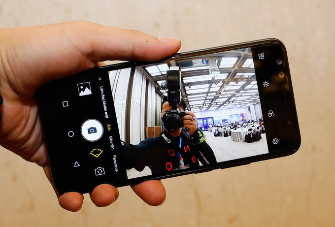 Sản phẩm của một nhà sản xuất Việt là smartphone đầu tiên ở Việt Nam sở hữu 4 camera. Camera kép phía trước gồm một cảm biến Sony IMX376 độ phân giải 20 megapixel và một góc siêu rộng 120 độ, giúp chụp ảnh selfie nhóm đông người. Bộ camera kép phía sau bao gồm một camera sử dụng cảm biến OmniVision độ phân giải 13 