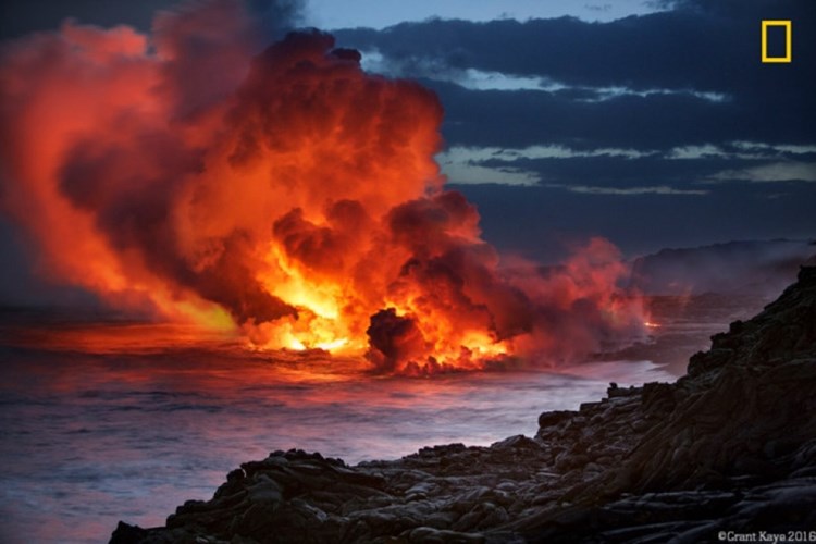  Nham thạch từ núi lửa ở Hawaii đổ xuống Thái Bình Dương. 