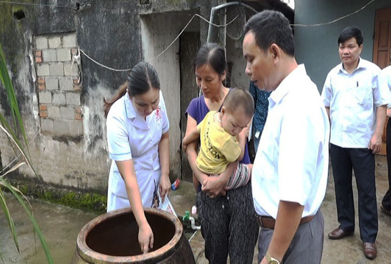 Cán bộ y tế xã Đại Bình hướng dẫn tuyên truyền người dân trong xã về công tác phòng chống dịch sốt xuất huyết.