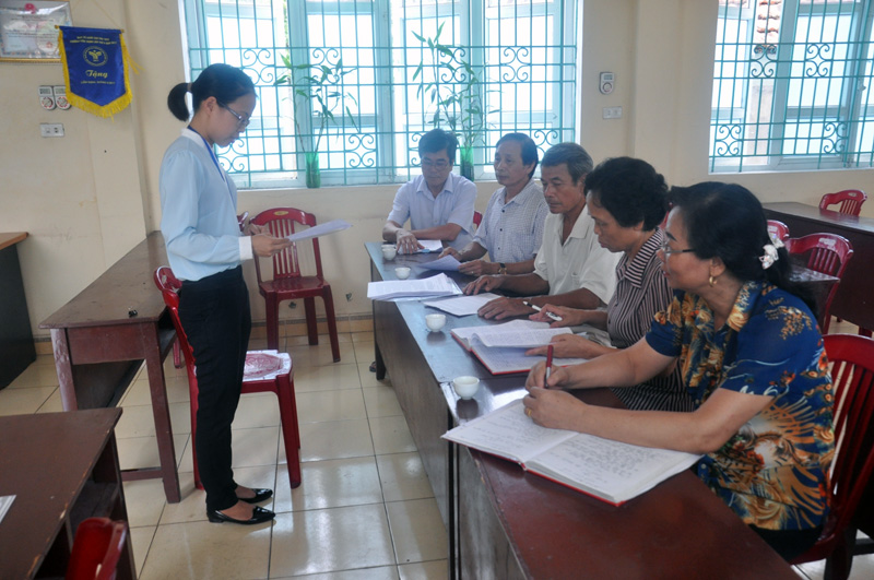 Cán bộ Văn phòng Đảng uỷ phường Cẩm Thành (TP Cẩm Phả) tuyên truyền việc thực hiện Nghị quyết T.Ư 4 (khoá XII) cho cán bộ, đảng viên khu phố 2