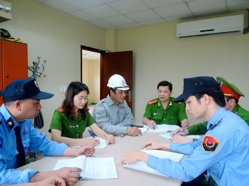 Đại úy Nguyễn Thị Thanh Hảo cùng đồng đội nắm tình hình địa bàn tại Nhà máy Nhiệt điện Mông Dương