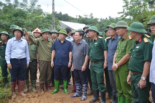 Phó Thủ tướng Trịnh Đình Dũng cùng lãnh đạo tỉnh Hòa Bình chỉ đạo công tác tìm kiếm người bị mất tích.