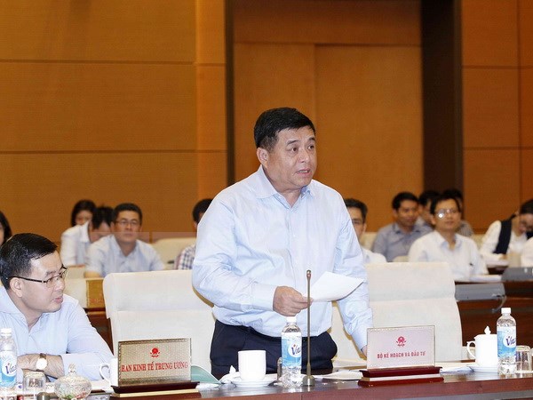 Bộ trưởng Bộ Kế hoạch và Đầu tư Nguyễn Chí Dũng trình bày báo cáo tóm tắt về kinh tế - xã hội. (Ảnh: Văn Điệp/TTXVN)