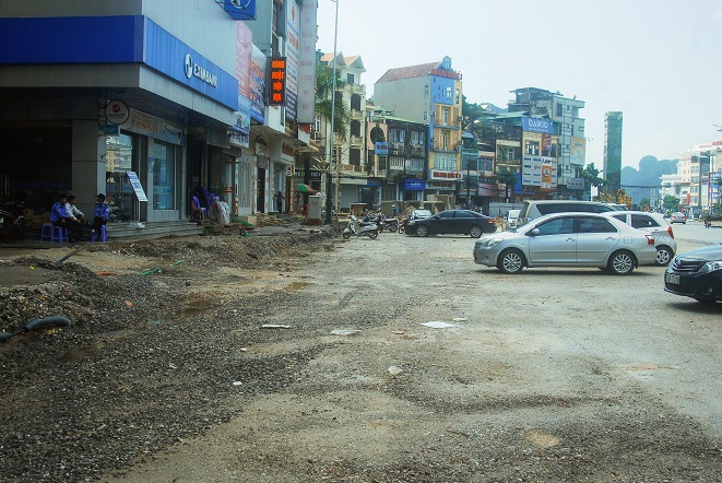 Nền đường Trần Hưng Đạo thường xuyên bị xói lở sau mưa lớn