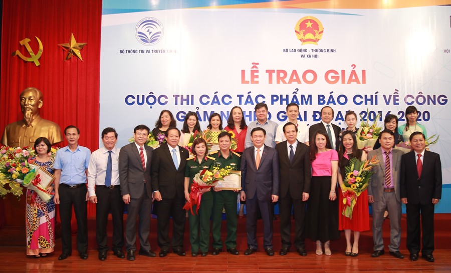 Phó Thủ tướng Vương Đình Huệ và các tác giả đoạt giải. (Ảnh: Thành Chung)