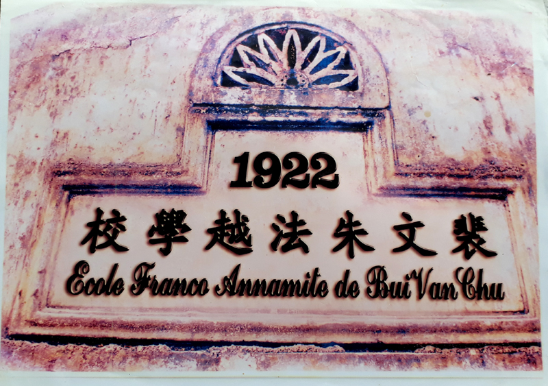 Biển tên Trường Pháp Việt Bùi Văn Chu bằng tiếng Hán và tiếng Pháp xây dựng tại Trà Cổ do những cựu giáo viên, học sinh trường còn lưu lại.