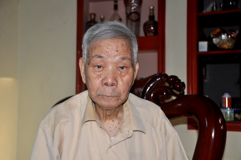  Cụ Đoàn Trấn, 94 tuổi, hiện ở khu Nam Thọ, phường Trà Cổ từng là học sinh và cũng là giáo viên của Trường Pháp Việt Bùi Văn Chu xưa.