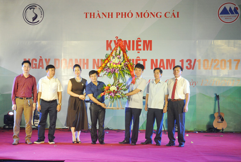 ...và tặng hoa chúc mừng cộng đồng doanh nghiệp trên địa bàn Thành phố nhân kỷ niệm ngày Doanh nhân Việt Nam.