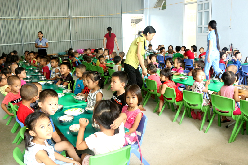 Ngoài sử dụng các biện pháp phòng chống dịch bệnh, nhà trường cũng chú trọng đến chất lượng bữa ăn cho các cháu.