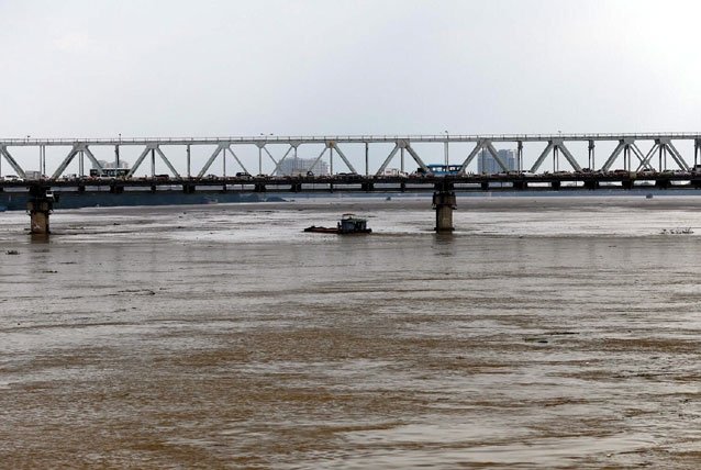Theo dự báo của Trung tâm khí tượng thủy văn Trung ương, đến 13 giờ ngày 12-10, mực nước trên sông Hồng tại Hà Nội có khả năng lên mức: 9.8m (trên BĐ1: 0.3m). Cấp độ rủi ro thiên tai: cấp 1.