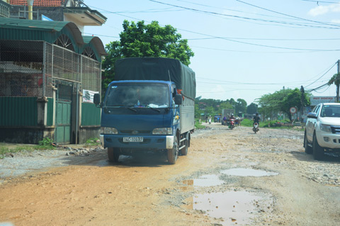Trời mưa nhiều ngày đã làm cho mặt đường tỉnh lộ 331B, đi qua địa phận xã Tiền An nhão nhoét, trơn trượt 