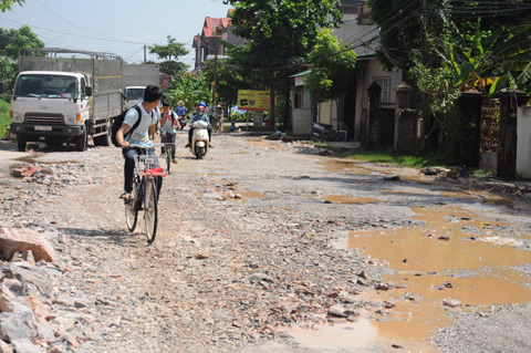 Để cho người dân đi qua, TX Quảng Yên đã cho rải đá nhưng mặt đường gồ ghề rất nguy hiểm cho người dân đi qua