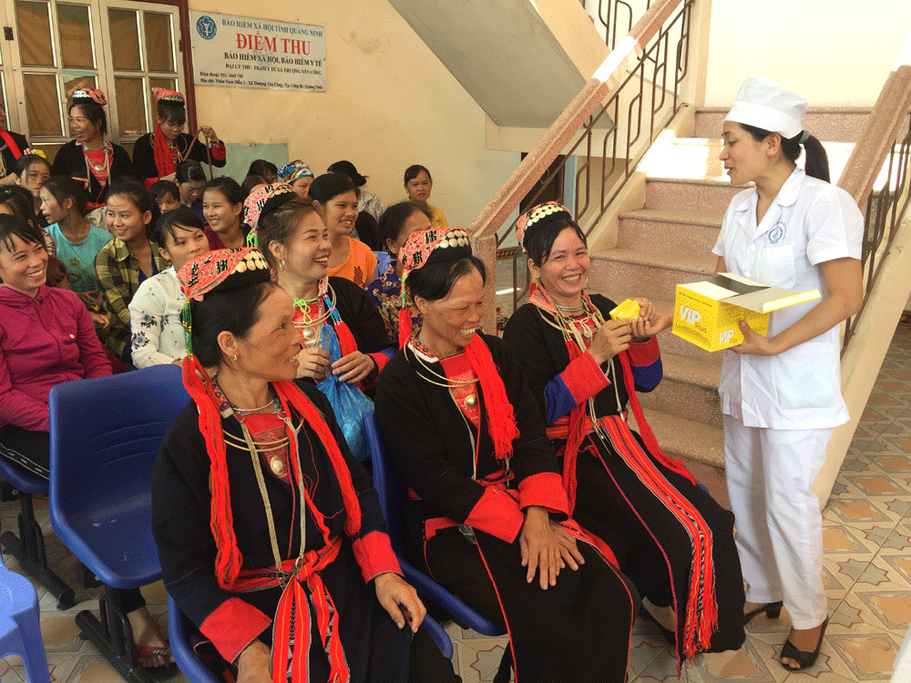Cán bộ Hội KHHGĐ tỉnh phát thuốc miễn phí tại xã Thượng Yên Công, TP Uông Bí