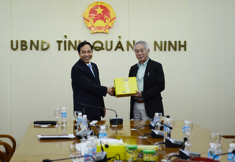 Đồng chí Đặng Huy Hậu, Phó Chủ tịch Thường trực UBND tỉnh tặng quà lưu niệm cho Đoàn công tác