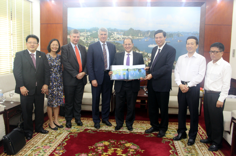 Đồng chí Nguyễn Đức Long, Chủ tịch UBND tỉnh tặng quà lưu niệm cho đoàn