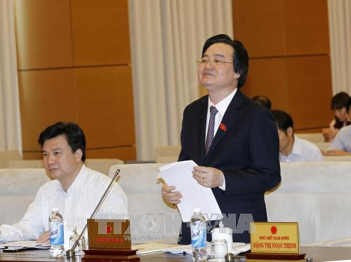 Bộ trưởng Bộ GD&ĐT Phùng Xuân Nhạ trình bày Tờ trình. (Ảnh: TTXVN)