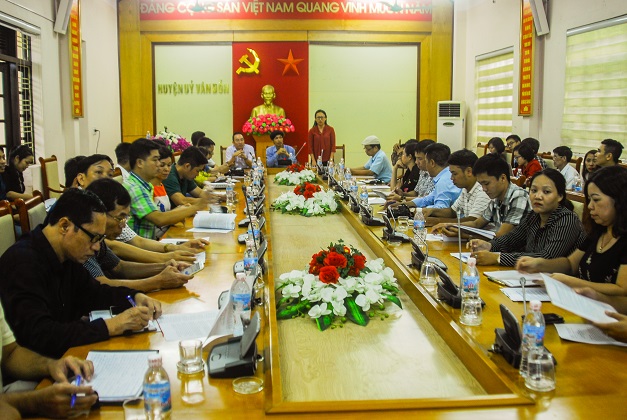 Đoàn phóng viên làm việc tại UBND huyện Vân Đồn