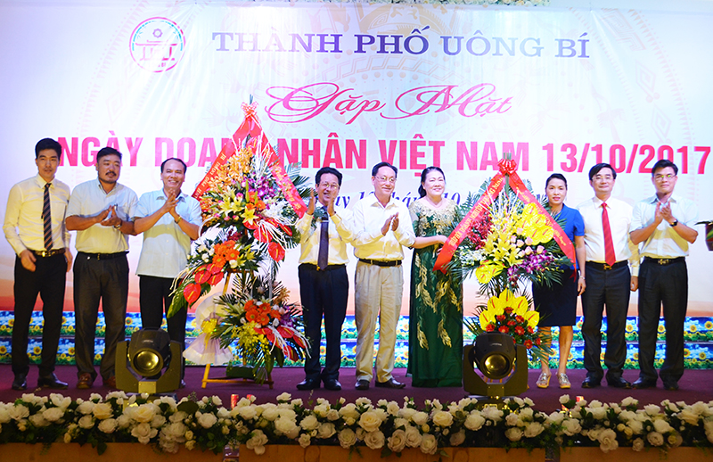 Lãnh đạo TP Uông Bi tặng hoa chúc mừng doanh nghiệp