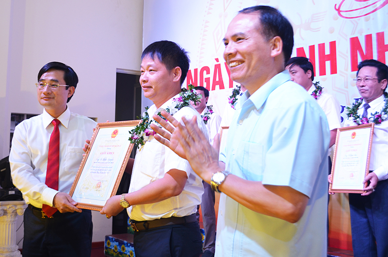 Lãnh đạo thành phố Uông Bí khen thưởng doanh nhân Lê Khắc Nguyễn, Giám đốc Công ty CP Đầu tư và Xây dựng Uông Bí