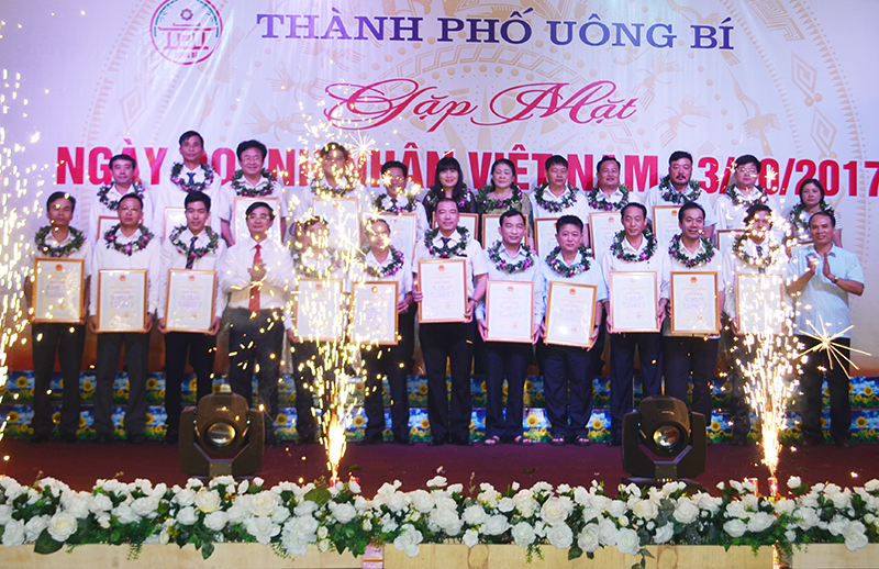 Nhân dịp này, TP Uông Bí khen thưởng 24 doanh nghiệp tiêu biểu có thành tích xuất sắc trong phát triển doanh nghiệp và đóng góp cho sự phát triển KT-XH của thành phố.