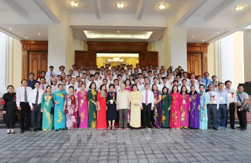 Tổng Bí thư Nguyễn Phú Trọng và các đại biểu nông dân xuất sắc.