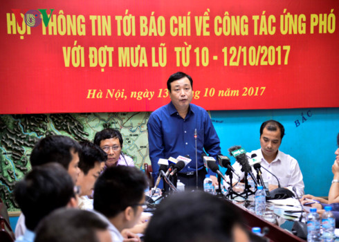 Ông Trần Quang Hoài - Tổng Cục trưởng Tổng cục Phóng chống thiên tai chủ trì cuộc họp.
