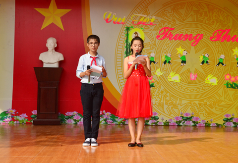 Hoàng Yến làm MC cho một chương trình của Trường THCS Nguyễn Du.