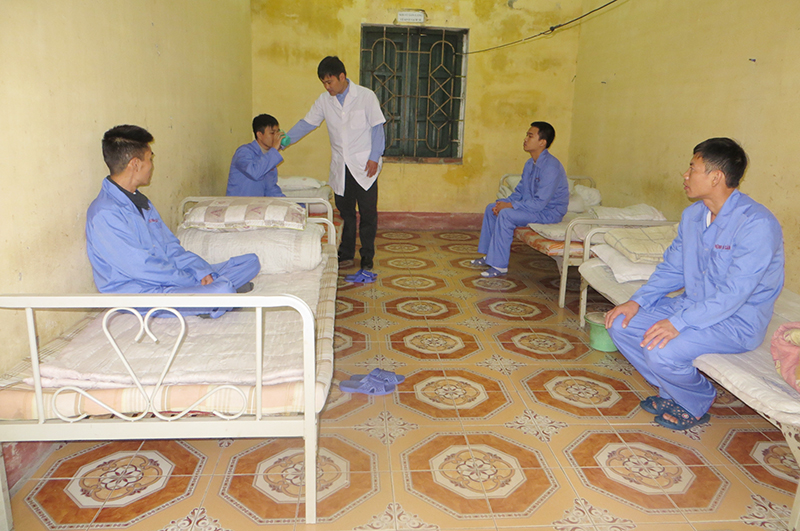 Bác sĩ chăm sóc cho các bệnh nhân trong giai đoạn cắt cơn.