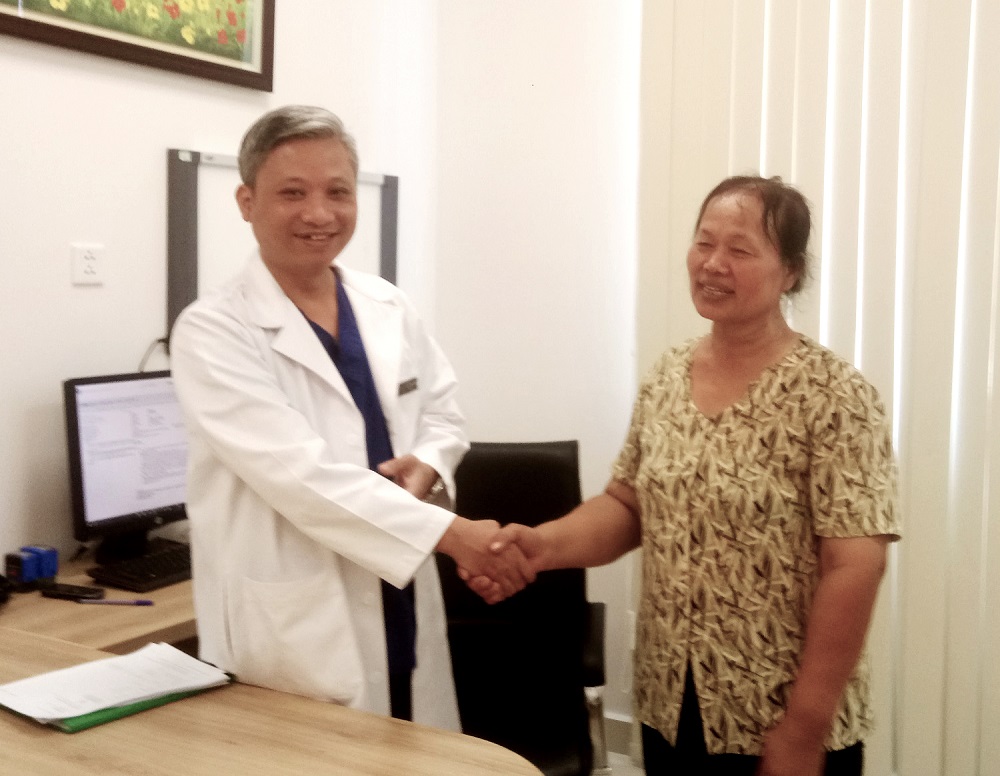 Bà Cường cảm ơn các bác sĩ Trần Thanh Hùng đã chữa trị cho mình khỏi bệnh nhiều năm