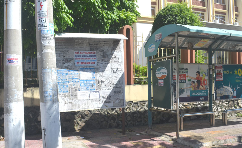 Quảng cáo bẩn vẫn được dán ở cột điện, điểm chờ xe buýt tại phường Cẩm Trung, ngay bên cạnh tấm bảng quảng cáo miễn phí của phường