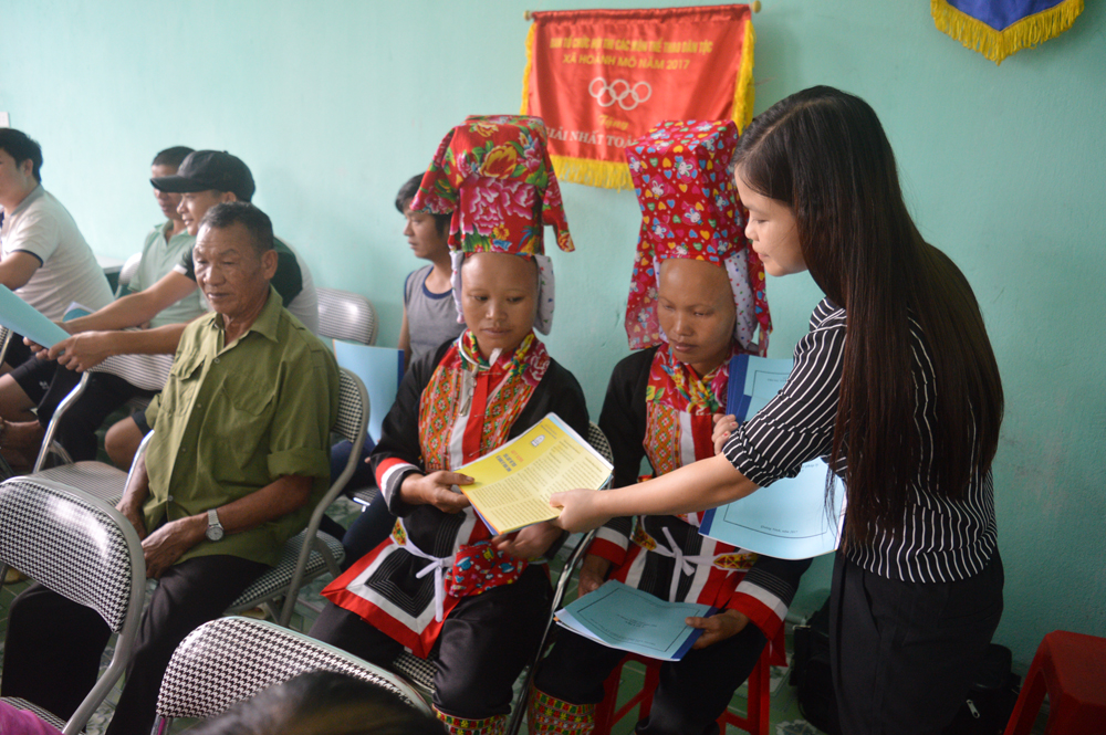 Đồng bào dân tộc ở xã Hoành Mô, huyện Bình Liêu được phát tài liệu trợ giúp pháp lý miễn phí.