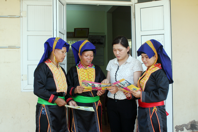 Cán bộ, hội viên phụ nữ thôn Nà Bắp, xã Đồn Đạc, huyện Ba Chẽ tham gia chăm sóc cây hoa tại tuyến đường thôn.