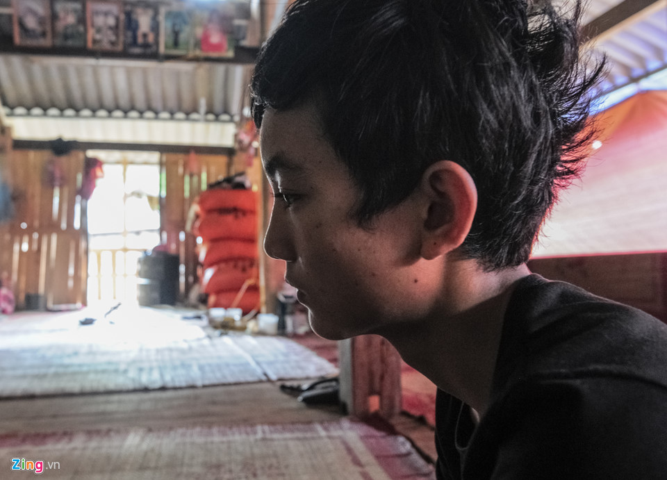 Vinh (ảnh) cho biết em may mắn thoát nạn bởi khi đó đang đi làm phụ xây ở Bắc Giang. Theo lời hàng xóm, mẹ Vinh là chị Đồng Thị Sơ khi ấy còn đang mang bầu đứa con thứ tư, chỉ còn một tháng nữa là sinh nhưng cơn lũ dữ đã cướp đi tất cả thành viên trong gia đình em. Giờ đây Vinh rất mong mỏi được tìm thấy mẹ và hai em của mình.